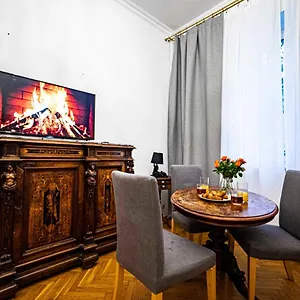 With Antique Furniture In The Old Town, Metro Apartament